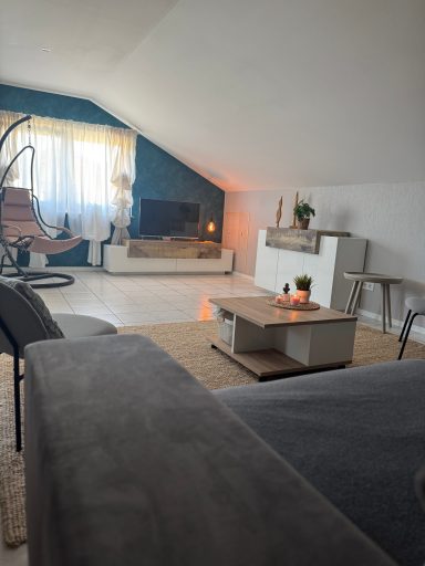 Heller, modern Wohnraum mit bequemen Möbeln und stilvoller Dekoration.